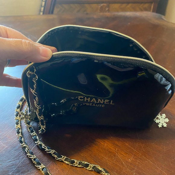 Chanel Beauté Glossy Black and Gold Cosmetic Bag - Picture 11 of 14